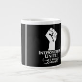 Introverts verenigen, thuis, online, grappig grote koffiekop (Voorkant rechts)