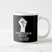 Introverts verenigen, thuis, online, grappig grote koffiekop (Rechts)