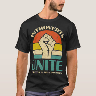 Introverts verenigen zich afzonderlijk in hun eige t-shirt