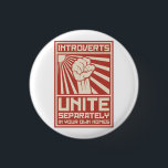 Introverts verenigen zich apart in uw eigen woning ronde button 3,2 cm<br><div class="desc">Introverts,  UNITE!  Eh... afzonderlijk.  In je eigen huis.  Het is waarschijnlijk moeilijk om de misantrope en/of agorafobe massa's te roepen,  zelfs met de meest effectieve propaganda.</div>