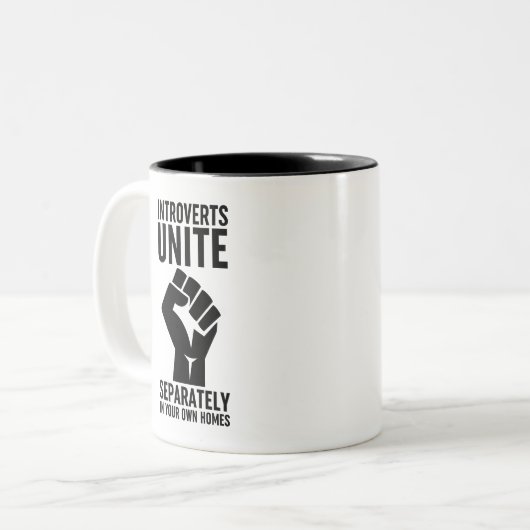 Introverts verenigen zich apart in uw eigen woning tweekleurige koffiemok (Voorkant links)