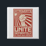 Introverts verenigen zich apart in uw eigen woning vierkante button 5,1 cm<br><div class="desc">Introverts,  UNITE!  Eh... afzonderlijk.  In je eigen huis.  Het is waarschijnlijk moeilijk om de misantrope en/of agorafobe massa's te roepen,  zelfs met de meest effectieve propaganda.</div>