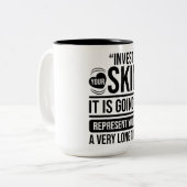 Invest in Your Skin Quote Skincare Lover Tweekleurige Koffiemok (Voorkant links)