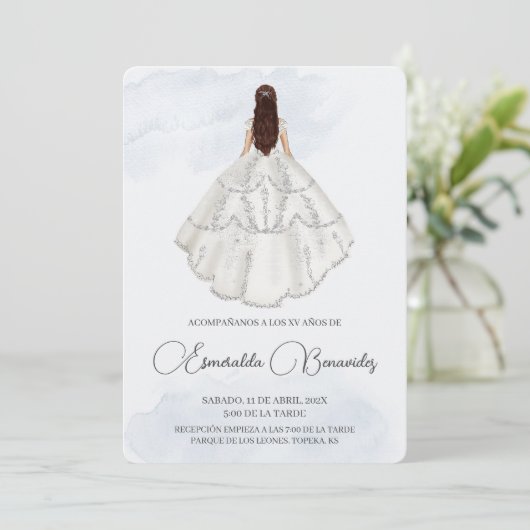 Invitación de quinceañera con vestido blanco kaart (Staand voorkant)
