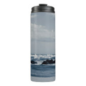 Ionisch zee geagiteerd met schuim dat botst thermosbeker (Voorkant)