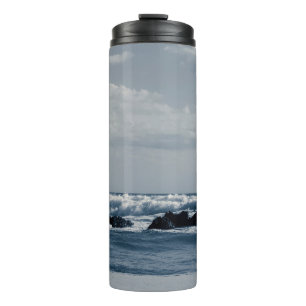 Ionisch zee geagiteerd met schuim dat botst thermosbeker