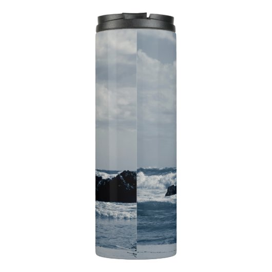 Ionisch zee geagiteerd met schuim dat botst thermosbeker (Achterkant)