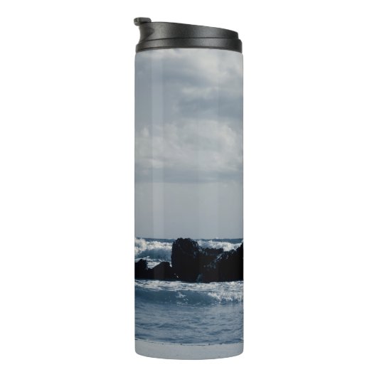 Ionisch zee geagiteerd met schuim dat botst thermosbeker (Geroteerd rechts)