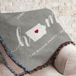 Iowa Home State Persoonlijk Deken<br><div class="desc">Show een beetje trots op de thuisstaat met deze schattige, rotsgrijze deken met "thuis" in witte kalligrafie met een silhouetekaart van de staat Iowa die voor de letter "O." staat. Een rode hartillustratie binnen de staatskaart voltooit het ontwerp; u kunt de positie van het hart in uw thuisstad veranderen door...</div>