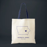 Iowa Wedding Welcome Bag Tas, Navy Blue Map Tote Bag<br><div class="desc">Een welkome cadeautas van een bruiloft met kaart-afbeelding. Je gasten zullen graag in hun hotel kijken en dit tas vinden vol met behandelingen die op hen wachten. U kunt het hart op de locatie van uw grote dag plaatsen met behulp van de functie "Pas verder aan".</div>