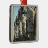 Iraakse luchtmacht werft mars metalen ornament (Rechts)