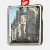 Iraakse luchtmacht werft mars metalen ornament (Links)