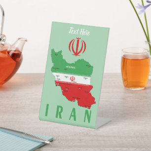 Iran kaart met vlag en embleem reclamebord met voetstuk