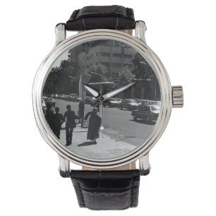  Iran Stadsstraat in Teheran en volk Horloge