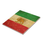 Iran Vlag, Sjah van Iran Vlag Keramische Tegel Tegeltje<br><div class="desc">Keramische tegel met de bekende voormalige Iranian Lion en Sun embleemvlag (Shah of Iran flag) die in gebruik was tussen 1925-1979 in distressed grunge oude stijl ontwerp. Dit ontwerp met krassen toont de oude Iraanse vlag in retro- stijl. Deze staatsvlag en vaandel van de constitutionele monarchie van Iran onder de...</div>