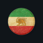 Iran Vlaggenleeuw en zon sjah van Iran Vlaggenmagn Magneet<br><div class="desc">Magneet met de bekende voormalige Iranian Lion en Sun embleemvlag (Shah of Iran flag) die tussen 1925-1979 in gebruik was in distressed grunge old style design. Dit ontwerp met krassen toont de oude Iraanse vlag in retro- stijl. Deze staatsvlag en vaandel van de constitutionele monarchie van Iran onder de Pahlavi-dynastie...</div>