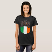 Ireland Flag Black and Tan Coonhound Dog In Pocket T-shirt (Voorkant volledig)