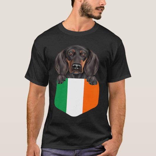 Ireland Flag Black and Tan Coonhound Dog In Pocket T-shirt (Voorkant)