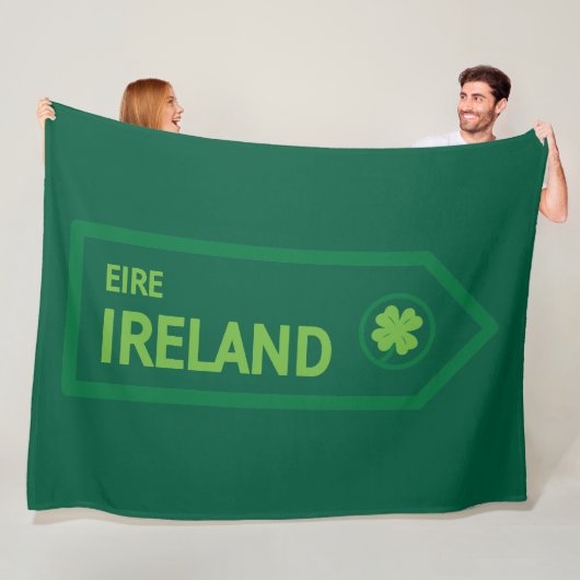 Ireland Road Sign Fleece Deken (In situ)