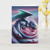 Iridescent Baby Dragon Asleep on Pink Rose Kaart (Gele Bloem)