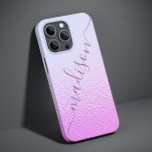 Iridescent Girly Pink Shimmer Persoonlijke naam Case-Mate iPhone 14 Plus Hoesje<br><div class="desc">Iridescent Girly Pink Shimmer Specialized Name iPhone 14 Plus Smart Phone Case is voorzien van een modern roze en blauw irdescent shimmer patroon met uw gepersonaliseerde naam in paarse handgeschreven kalligrafie script typografie. Ontworpen door ©Evco Studio www.zazzle.com/store/evcostudio</div>