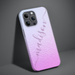 Iridescent Girly Pink Shimmer Persoonlijke naam Case-Mate iPhone 14 Pro Max Hoesje<br><div class="desc">Iridescent Girly Pink Shimmer Specialized Name iPhone 14 Pro Max Smart Phone Case bevat een modern roze en blauw irdescent shimmer patroon met uw gepersonaliseerde naam in paarse handgeschreven kalligrafie script typografie. Ontworpen door ©Evco Studio www.zazzle.com/store/evcostudio</div>