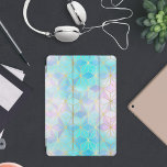 Iridescent Glass Geometric Patroon iPad Pro Cover<br><div class="desc">De geometrische kubus vormen zijn gelaagd in een patroon en gekleurd in wisselende tinten van pastelblauw,  roze en paars die het een iriserend glazen blik geven. De vormen zijn geschetst in faux goudglitter.</div>