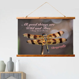 Iridescent Golden Dragonfly op Taupe Photographic Hangend Wandkleed