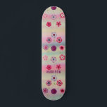 Iridescent Modern Girly Pink Purple Flowers Name Persoonlijk Skateboard<br><div class="desc">De Iridescent Modern Girly Pink Purple Flowers Name heeft een moderne kleurrijke achtergrond met roze en paarse bloemen met je gepersonaliseerde naam. Personaliseer door de tekst in het verstrekte tekstvakje uit te geven. Ontworpen door ©Evco Studio www.zazzle.com/store/evcostudio</div>