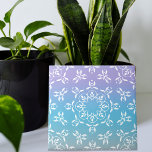Iridescent Pastel Paars Blauwgroen Ombre Elegant  Tegeltje<br><div class="desc">Een elegant decoratief tegel met witte ornamenten op een iriserend pastel paars aan blauwgroen gradiëntachtergrond.</div>