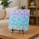 Iridescent Pastel Paars Blauwgroen Ombre Elegant  Tegeltje<br><div class="desc">Een elegant decoratief tegel met witte ornamenten op een iriserend pastel paars aan blauwgroen gradiëntachtergrond.</div>