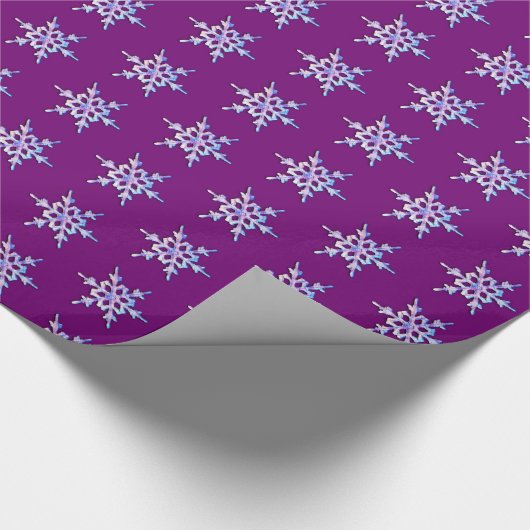 Iridescent sneeuwvlok op amethyst-paars cadeaupapier (Hoek)