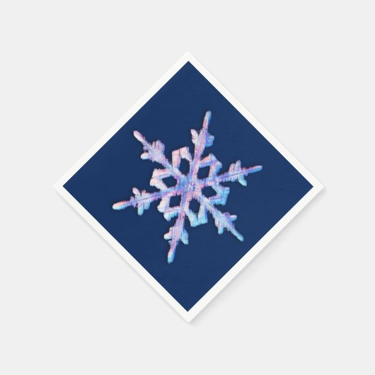 Iridescent sneeuwvlok op donkerblauw servetten (Hoek)