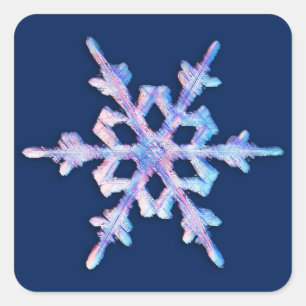 Iridescent sneeuwvlok op donkerblauw vierkante sticker