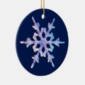 Iridescent Snowflake op donkerblauw Keramisch Ornament (Rechts)