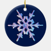 Iridescent Snowflake op donkerblauw Keramisch Ornament (Achterkant)