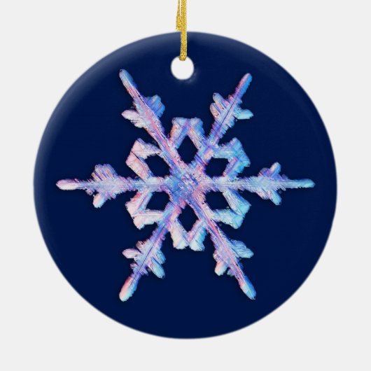 Iridescent Snowflake op donkerblauw Keramisch Ornament (Achterkant)