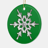 Iridescent Snowflake op Pine Green Keramisch Ornament (Links)
