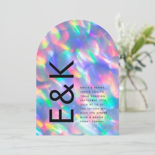 Iridescent Ultra Modern Monogram Wedding Arch Kaart (Staand voorkant)