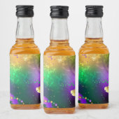 Iridescente mardi gras achtergrond met kralen likeurfles etiket (Flessen)