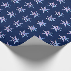 Iridescente sneeuwvlok op donkerblauw cadeaupapier