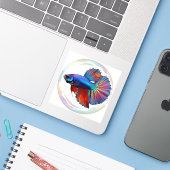 Iridescente Stroom – Betta Vis Kunst Vierkante Vin Sticker (Laptop met iPhone)