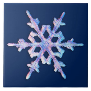 Iridiscerende sneeuwvlok op donkerblauw tegeltje
