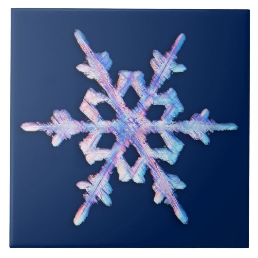 Iridiscerende sneeuwvlok op donkerblauw tegeltje (Voorkant)