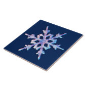 Iridiscerende sneeuwvlok op donkerblauw tegeltje (Zijkant)