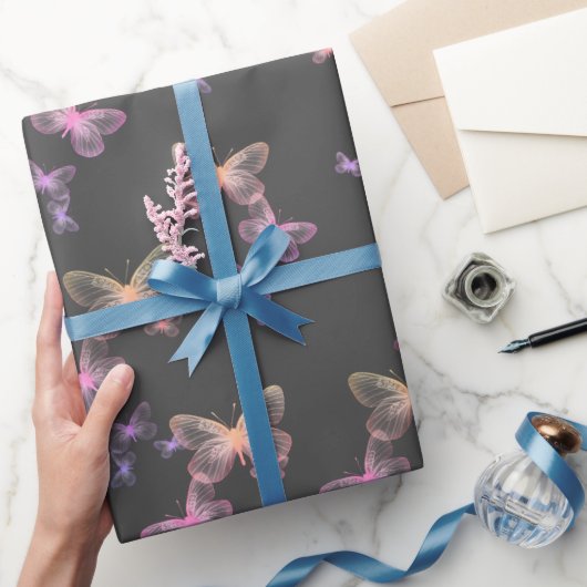 Iridiserende Vlinders Op Grijs Cadeaupapier (Geschenken)