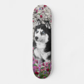 Irie the Siberian Husky in Flowers Skateboard (Voorkant)