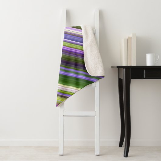 Iris bloeit Paarse en groene streep Sherpa Deken (In situ)