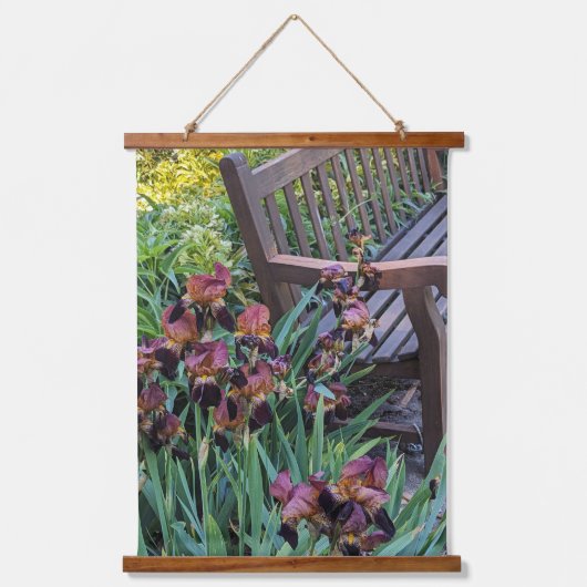 Iris Blooms en Garden Park Bench Bloemen Hangend Wandkleed (Voorkant)