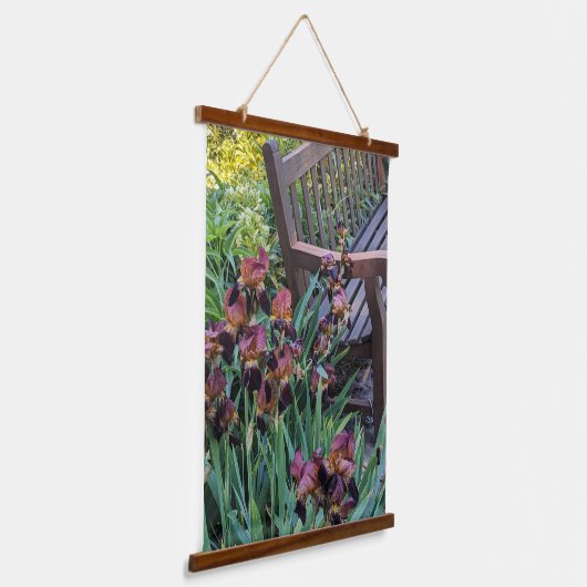 Iris Blooms en Garden Park Bench Bloemen Hangend Wandkleed (Gebogen)